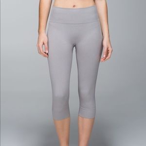 Lululemon 🍋 Heathered Gray Seamlessly Street Crop